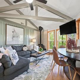 Cool House with Hot tub at Beech Mtn Resort, ξενοδοχείο σε Beech Mountain