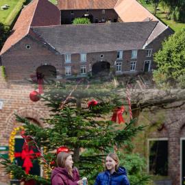 Hoeve de Binnenplaets - Appartementen - Glamping - Familieverblijf، فندق في Schimmert