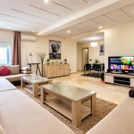 2BR Apartment in Downtown, Balcony, AC & Private Parking