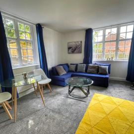 New Luxury 3-Bedroom Flat, Garden, Parking, Contractors, leisure, old Coaching Inn