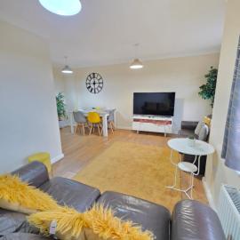 Dartford Cosy and Spacious 3BR 4 beds, superfast Wifi driveway and plenty free parking M25 j 1 Tilbury Bluewater Family Contractors Teams Friends Relocation Emergencies