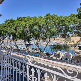 Waterfront Apartment with Marina Views, hotell i Pietà