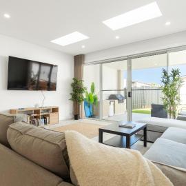 Stylish 5BR Home Steps from Wollongong Beaches