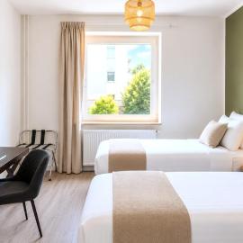 zentrales Apartment mit 2 Schlafzimmern, Boxspringbetten, Wifi, Smart TV, Balkon, Self Check-in