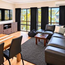 Alpine Mountain View 21 - 4 BR l Pool l Free Wi-Fi & Netflix I 2 Car Spaces: Jindabyne şehrinde bir otel