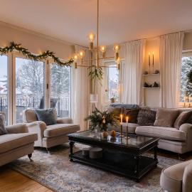Luxury Villa Solna Private Pool Lake View 300Sq, hotel v destinaci Solna