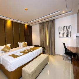 Golden Bella Hotel & Suites, מלון בAliayabiagba
