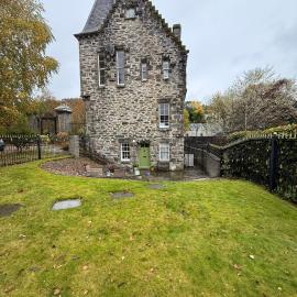 Beautiful Listed Flat with Private Garden, Birnam, hotel in Birnam