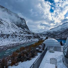 YOLO Outdoors - Riverside Luxury Domes & Glamping, Jispa, hotel a Jispa