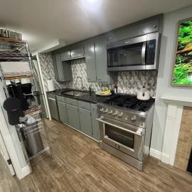 Upscale downtown Garden Level 2BR, Spa Bath, Premium Kitchen,