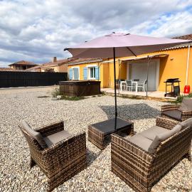 Villa SPA Ruoms-Vallon pont d'Arc et sites, hotel din Ruoms