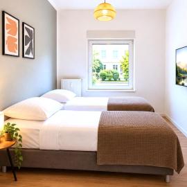 Geräumiges 4-Zimmer-Apartment - 8 Boxspringbetten, Küche, Wifi, 4x Smart TV, Waschmaschine, Self Check-in