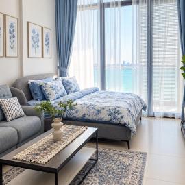Beachfront sea view balcony Studio Ajmal Makan City private beach access, hotel i Al Ḩamīdīyah