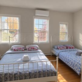 Sunny Ensuite Room with 2 Queen Beds-2A