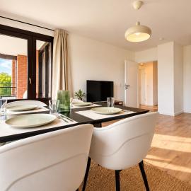 LP-Apartment mit Rheinblick, Messe, Balkon, Küche, Parkplatz, hotel v destinácii Neuss