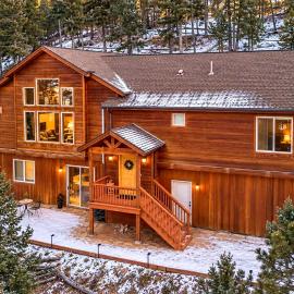 EPIC VIEWS! Luxury Cabin - HotTub, BBQ - Close to SKI, Trails, Red Rocks、エバーグリーンのホテル