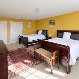 Spacious 2-Queen Bed Suite with Private Bath, TV, Mini Fridge & Walk-In Closet in Brampton Shared Home - 4 Baths, Full Kitchen, WiFi, Laundry & Deck - Near GO Station, Great for Groups!, hotel en Brampton
