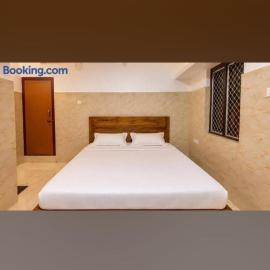 Gourinandan lodge 300m from sea beach 1km from railway station, hotel en Puri