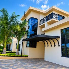 Lela Residence, hotel in Chuka