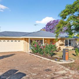 Spacious 4-Bed House with Private Garage, Hotel in Coodanup