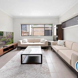 Cozy 4BR Family Haven Walk to Penrith CBD&Train, хотел в Пенрит