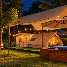 Riverside Glamping Resort Kanchanaburi, hótel í Kanchanaburi