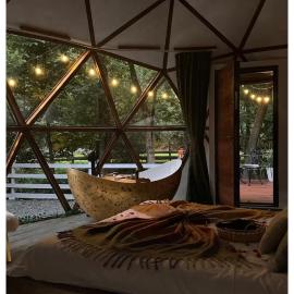 Riverside Dome - Glamping Transalpina: Dobra şehrinde bir otel