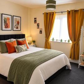 2 bed long and short stay secure gated parking sleeps 4, מלון בHalton