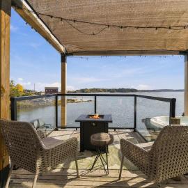 Private Oceanfront Suite Hot Tub & Fireplace, ξενοδοχείο σε Lunenburg