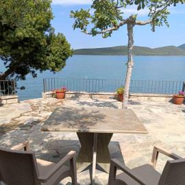 Greg's cottage - beachfront house
