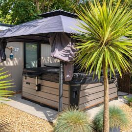 Garden Studio Sleeps 2 w Hot Tub & Pet Friendly