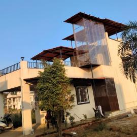 Khamshet에 위치한 호텔 Spacious 1 BHK Terrace Sleeps 5 Near Lonavala