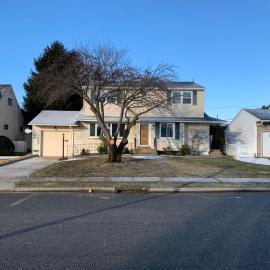 Spacious 4BR Entire House w Parking, Sleeps 10 - Direct NYC Train in 45 min