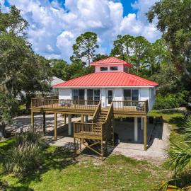 Dog-friendly home with lovely water view roomy deck fast WiFi central AC W&D, ξενοδοχείο σε Eastpoint