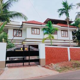 Luxe Haven 3 BHK Luxury Villa Kanhangad Homestay I100" Sony Home theatre I, viešbutis mieste Nīleswaram