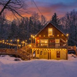 Dream Stratton Forest Cabin with Hot Tub and Fast WiFi, khách sạn ở Stratton