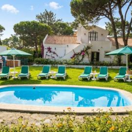 Pinewood Beach Villa- Colares, hotel sa Colares