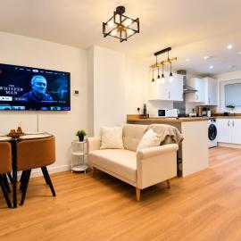 Modern 3 Bedroom Home with private parking 2 cars, hotel in Watnall Cantelupe