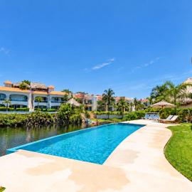 Lagoonfront Apartment with Pool and Beach Access