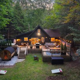 Hummingbird Haven Hot Tub, Sauna & Outdoor Movie