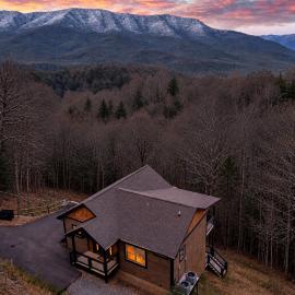 Beautiful Smoky Mountain Views with Hot Tub Game Room, hotel sa Gatlinburg
