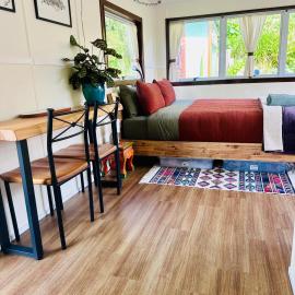 Pandora Cottage Beachfront, hotel v mestu Raglan