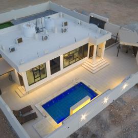 white sand beach chalet, hotel en Bimmah
