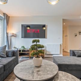 Harrow 3 Bed Apt Sleeps 10 Pool Table near Wembley, hótel í Hatch End