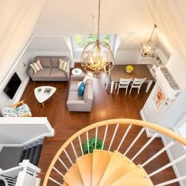 Jennifer's Unique Loft Near Brown 2 Parking Spots
