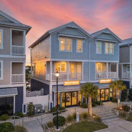 Luxury Beach Condo 5 Min Walk to Beach & Shops!