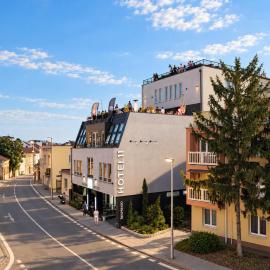 HOTEL11 with rooftop SPA, hôtel à Nitra
