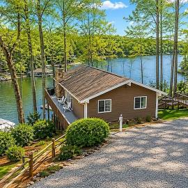 Treetop & Waterfront! Hot Tub, Kayaks, Game Room, hotel v destinácii Moneta