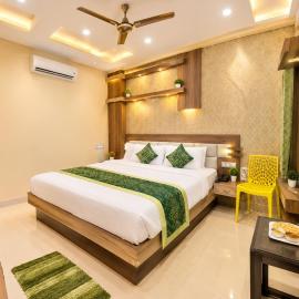 Cantt Road Hotel R-Kamal Premium Near Railway Station & Vishwanath Temple# Business Class AC Room - Family Hotel, Chetganj Varanasi