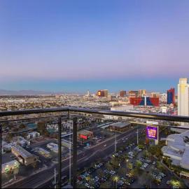 Lux Penthouse With Balcony Views of Strip